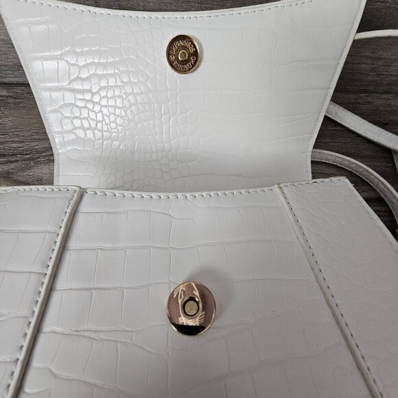 Urban Expressions Lucas Oatmilk Croco Embossed Crossbody Bag - Picture 4 of 14